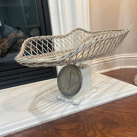 Vintage Wicker Baby Scale - Picture 4 of 7